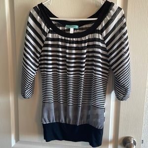 Women’s size medium Six Degrees 100% polyester shirt. Great condition!